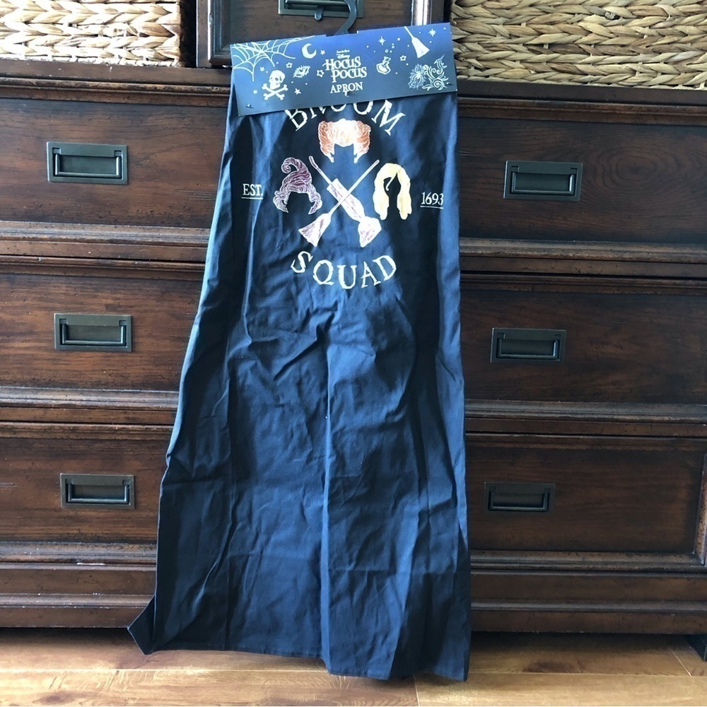 Disney: Hocus Pocus: Broom Squad Apron